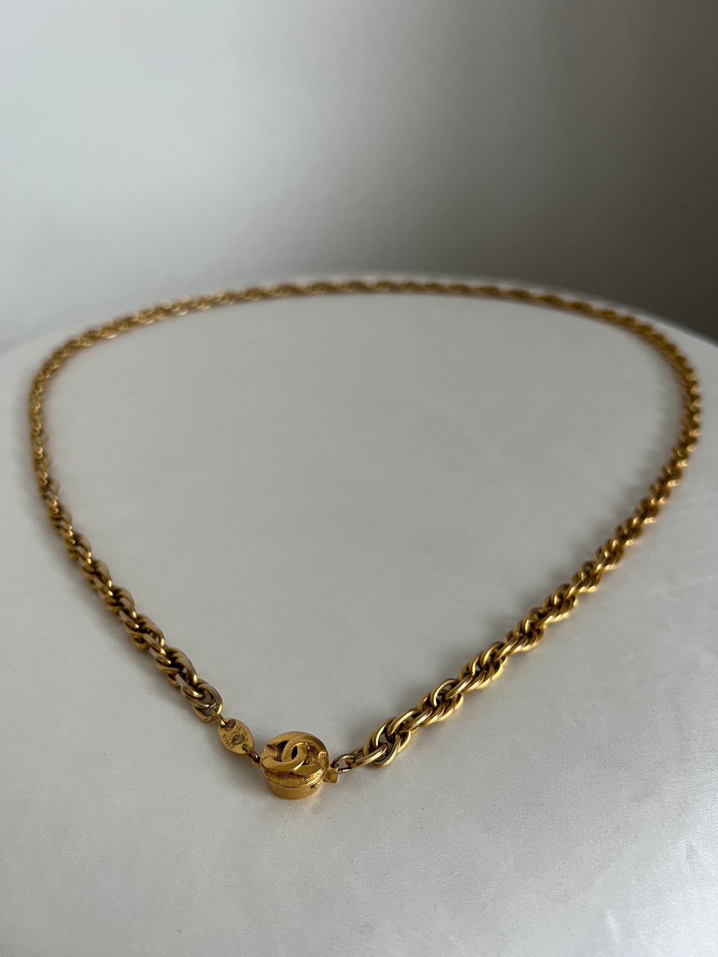 Collier sautoir Chanel vintage « CC » 1983