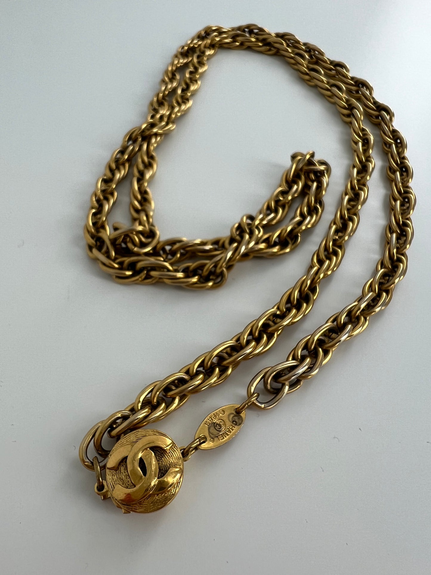 Collier sautoir Chanel vintage « CC » 1983