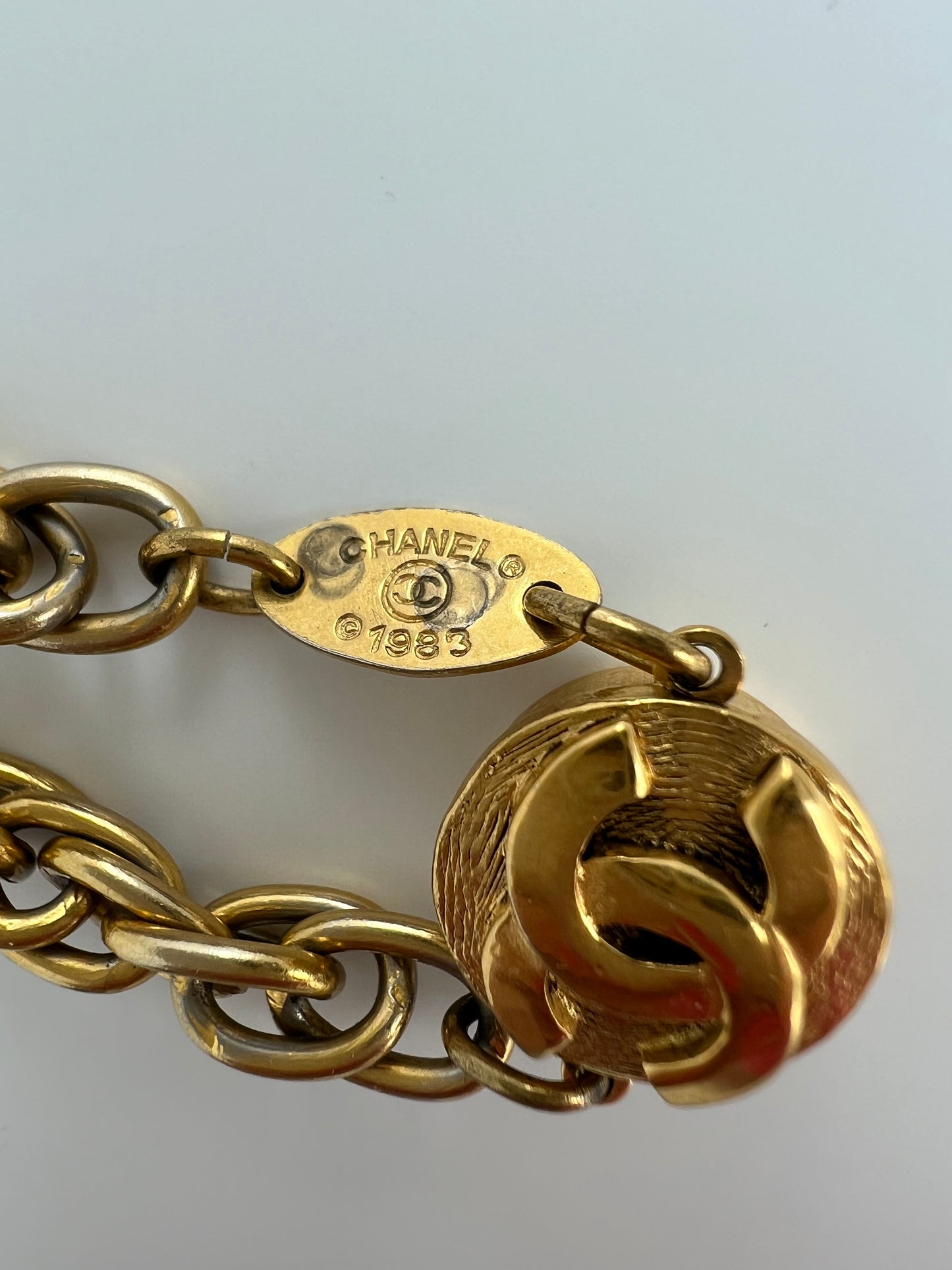 Collier sautoir Chanel vintage « CC » 1983