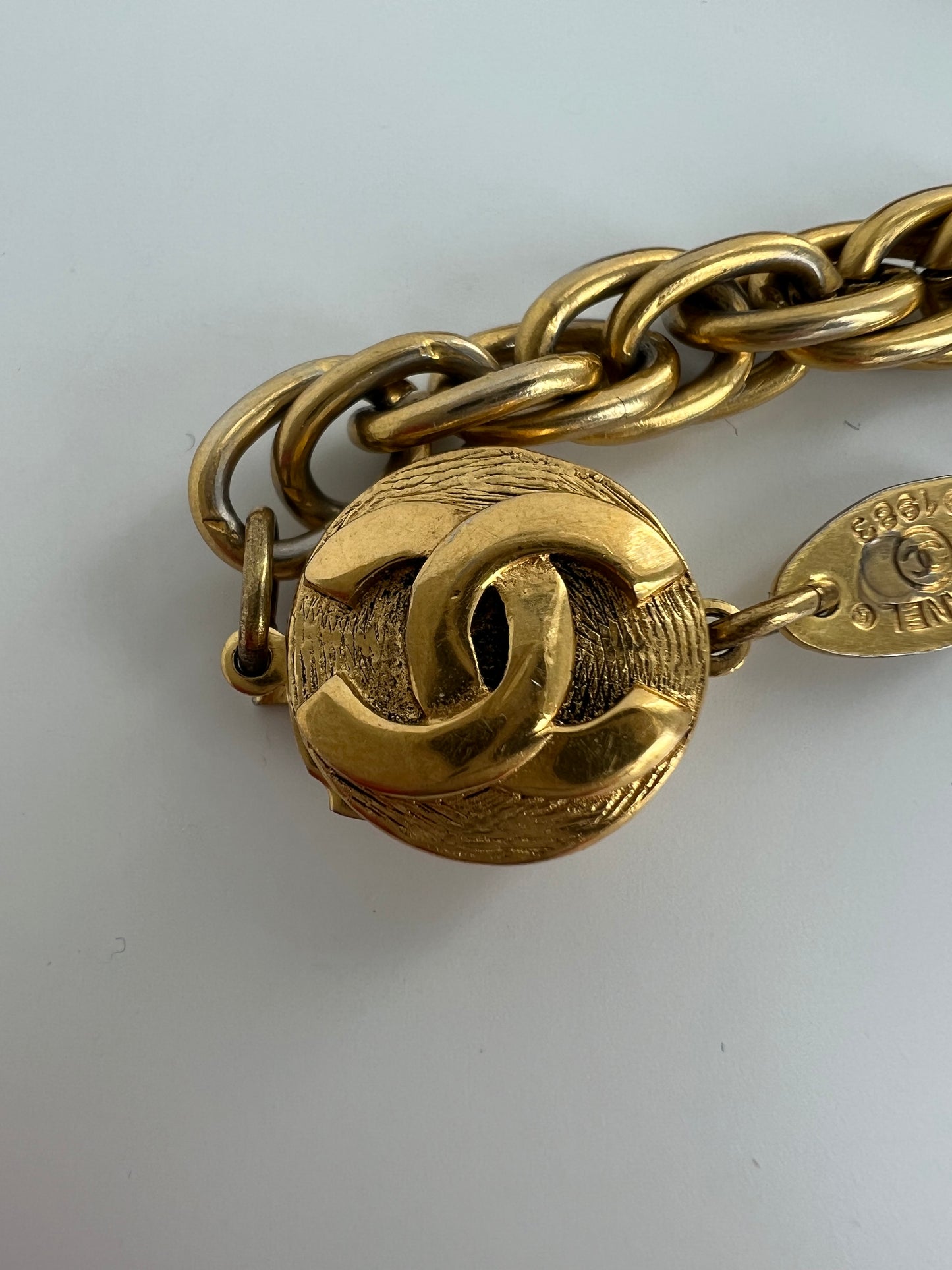 Collier sautoir Chanel vintage « CC » 1983