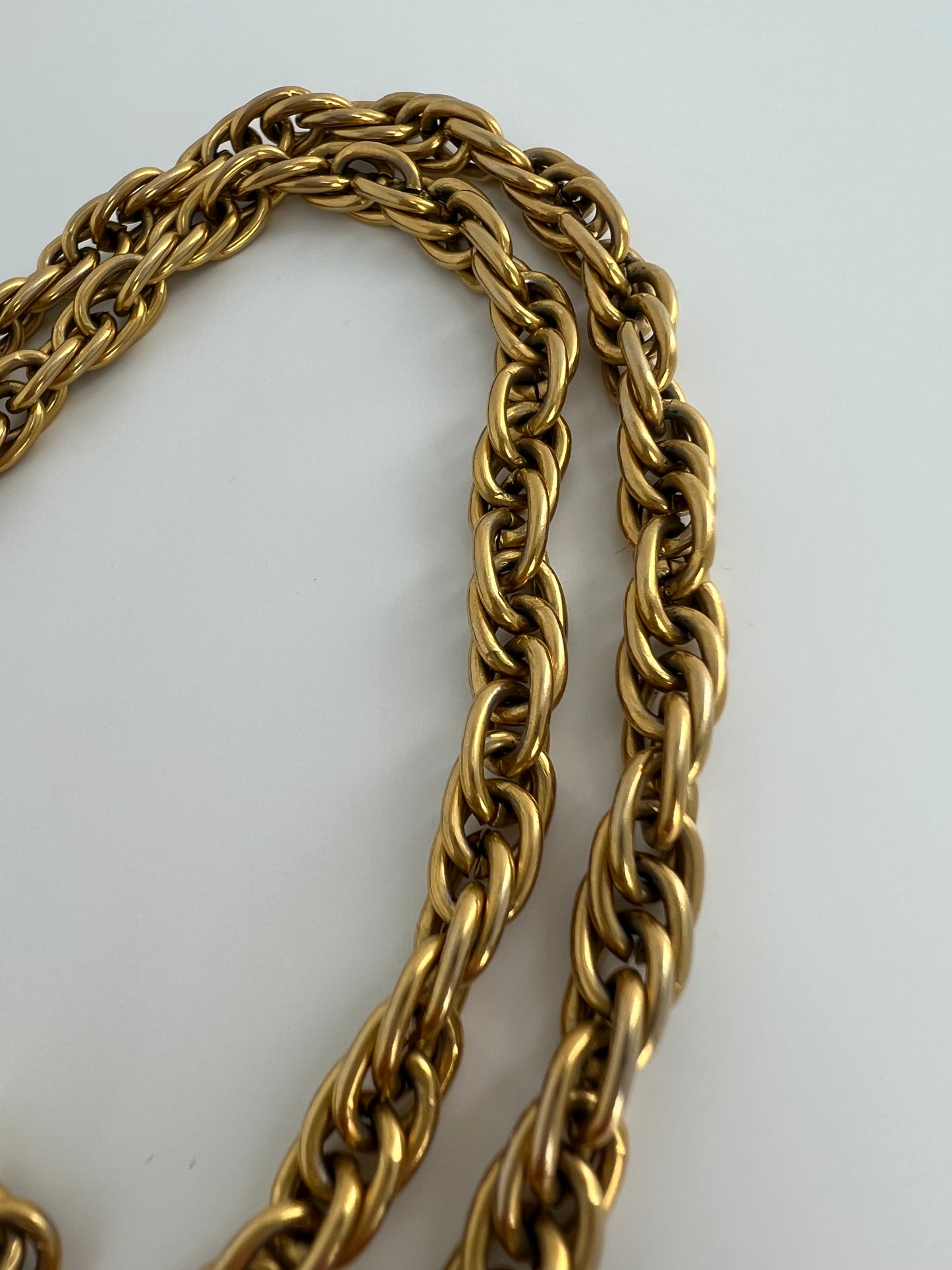 Collier sautoir Chanel vintage « CC » 1983