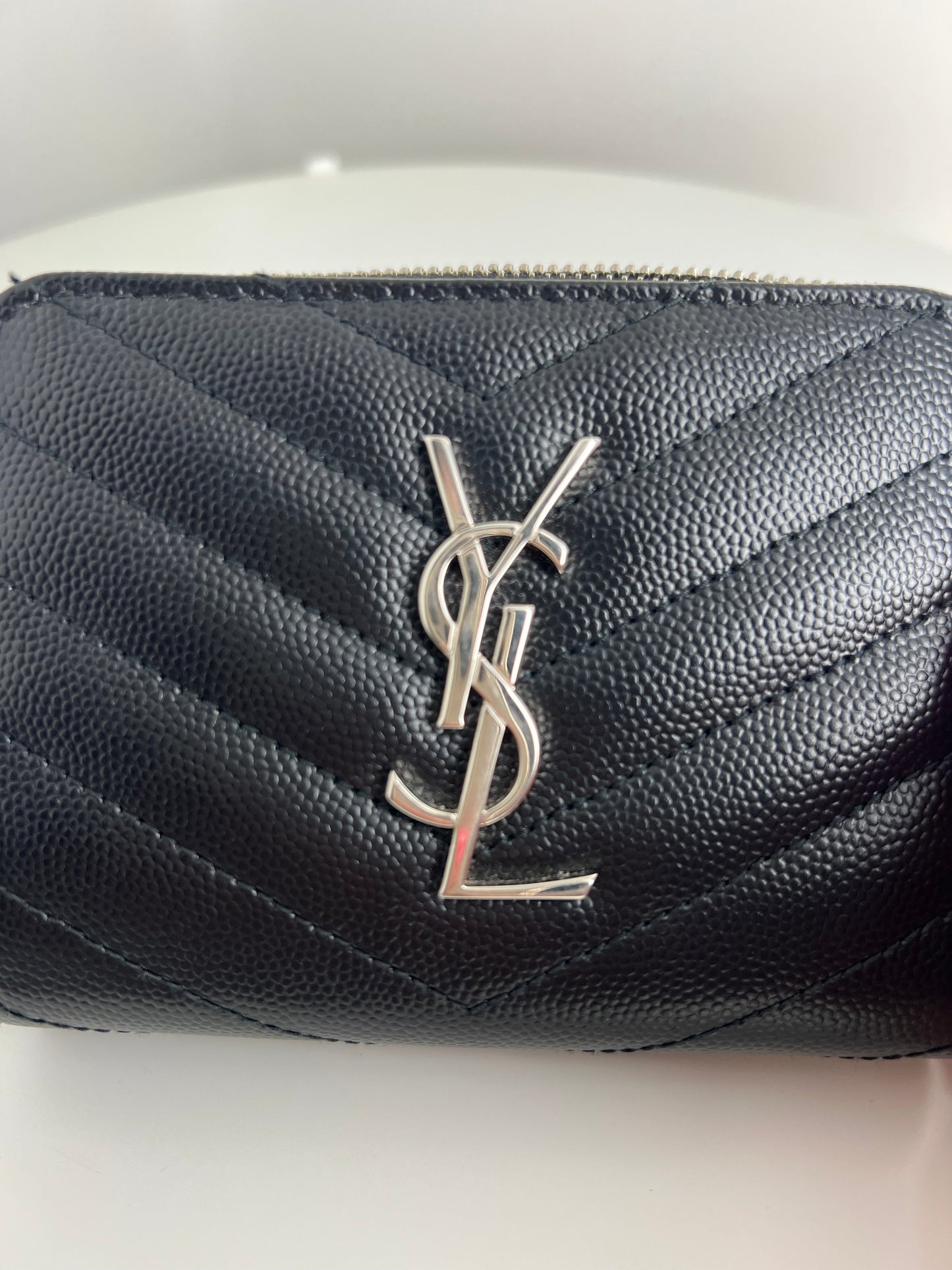 Portefeuille Saint Laurent Cassandre matelassé compact