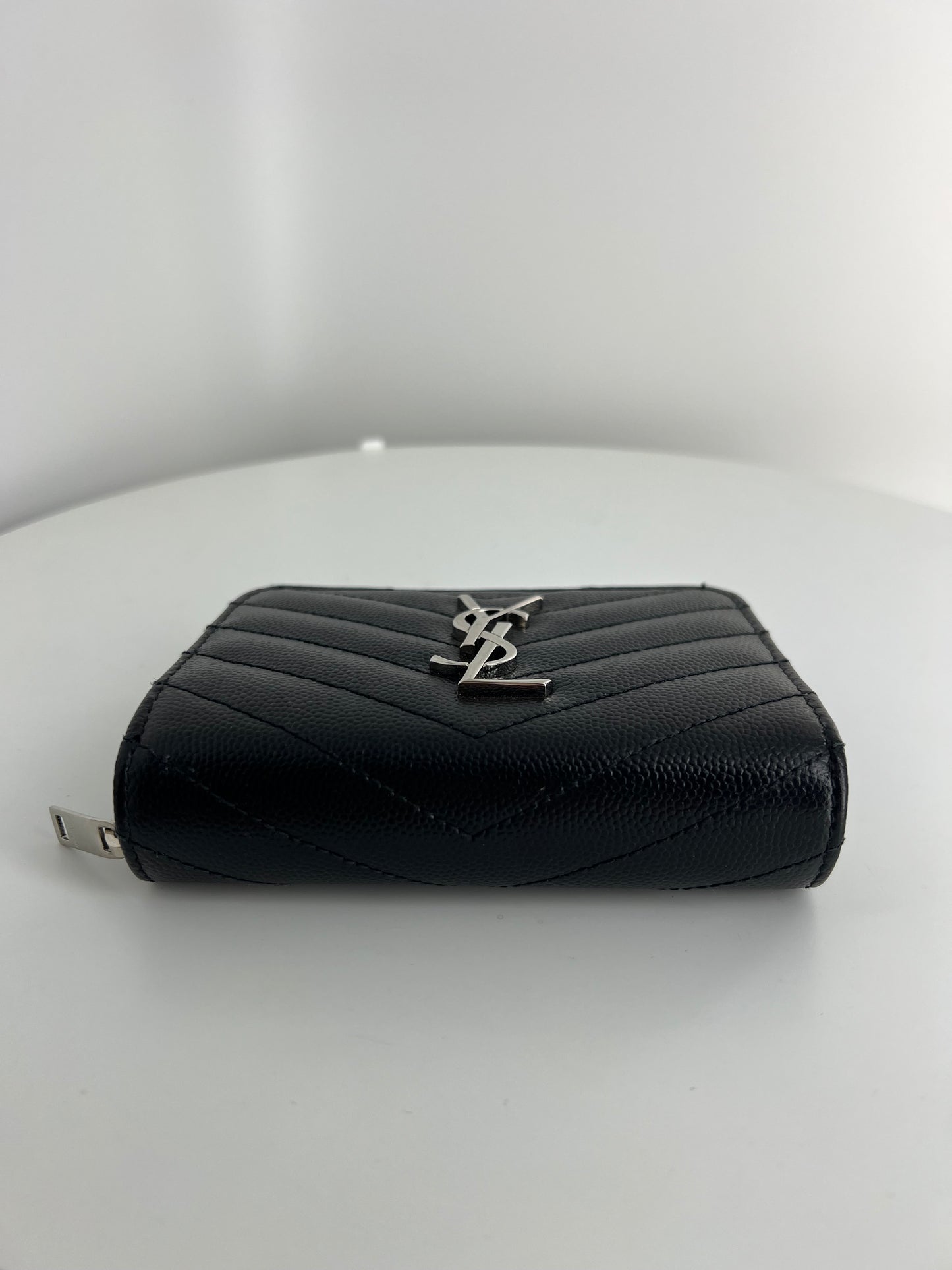 Portefeuille Saint Laurent Cassandre matelassé compact