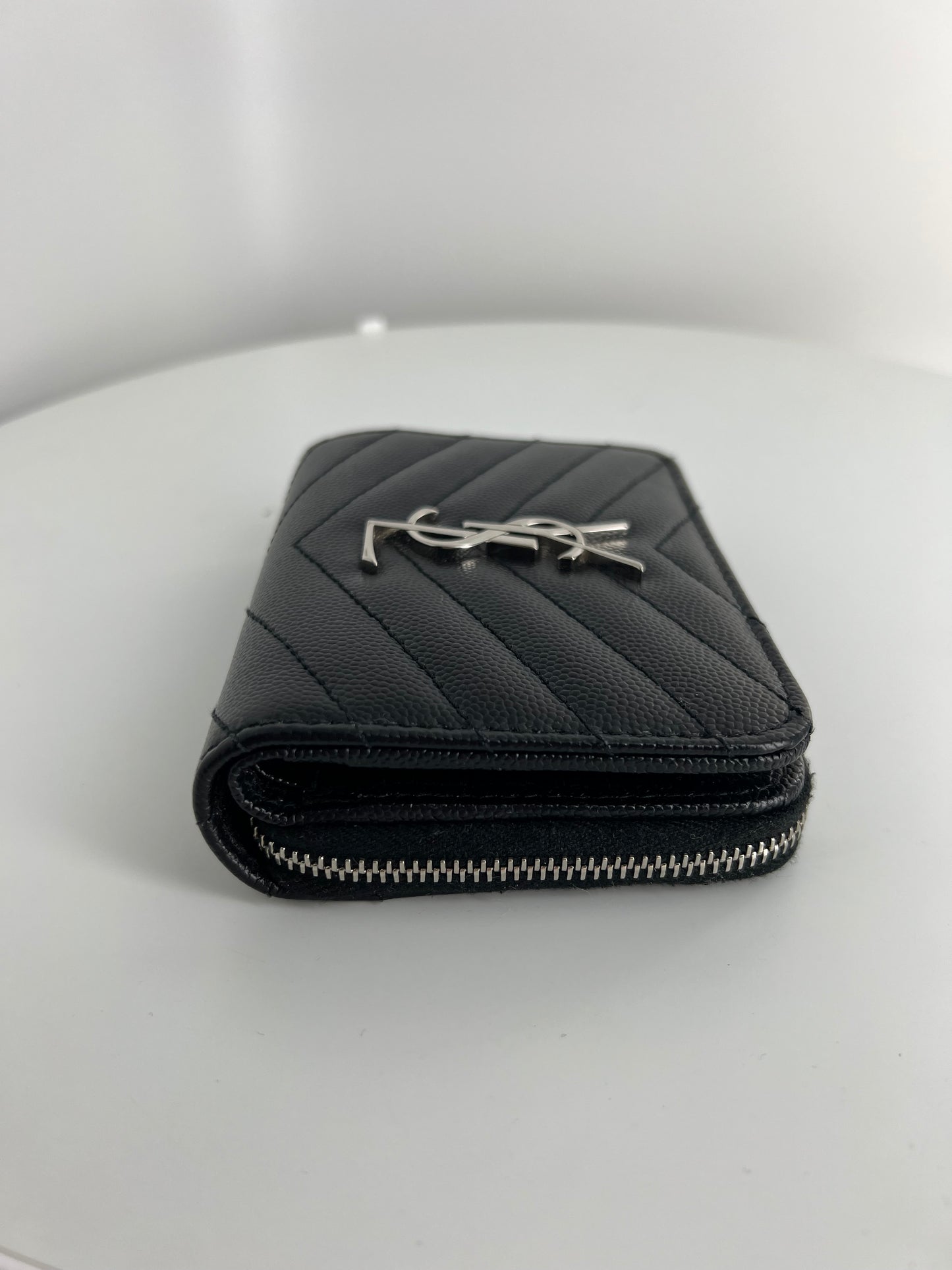 Portefeuille Saint Laurent Cassandre matelassé compact