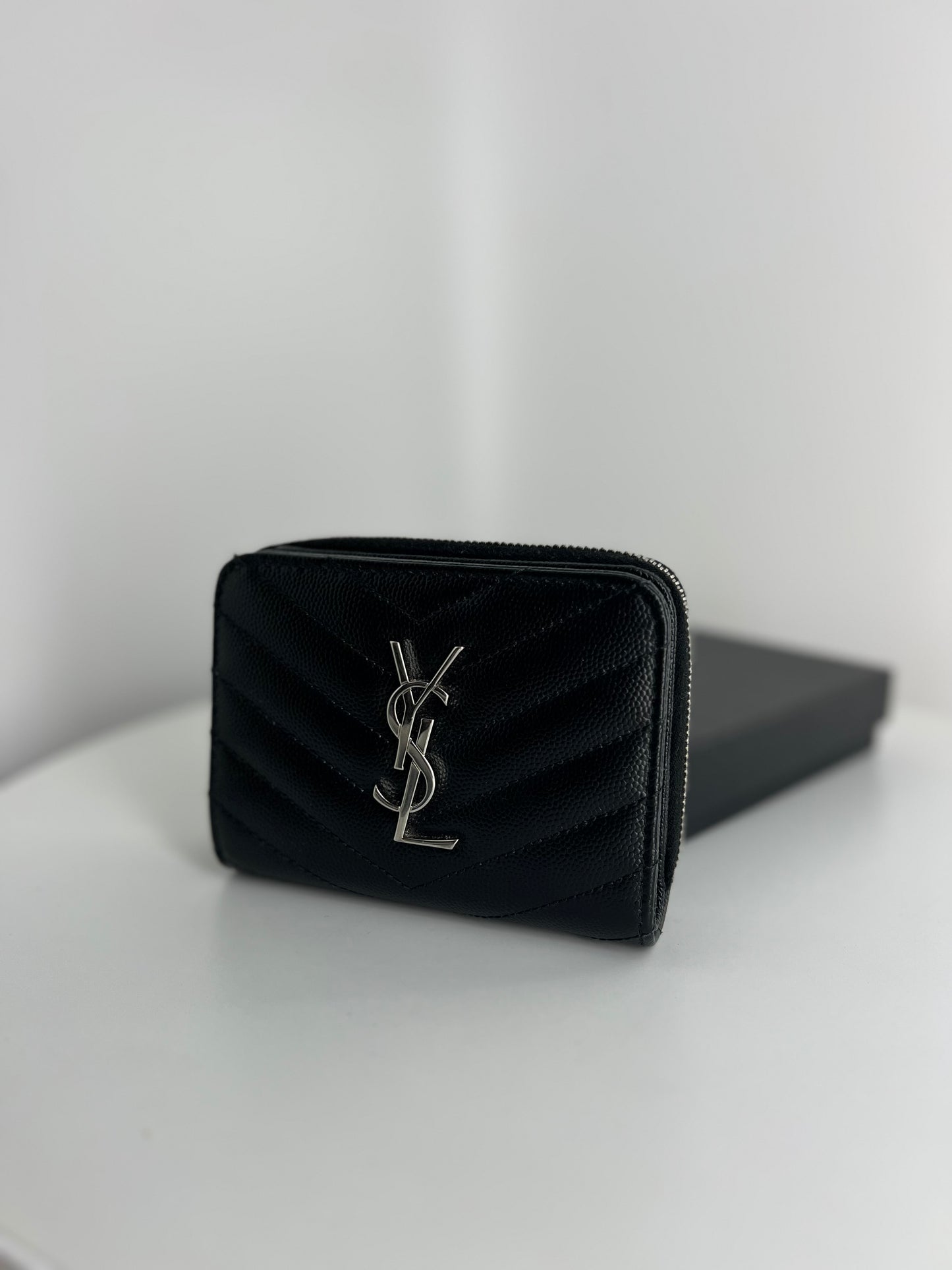 Portefeuille Saint Laurent Cassandre matelassé compact