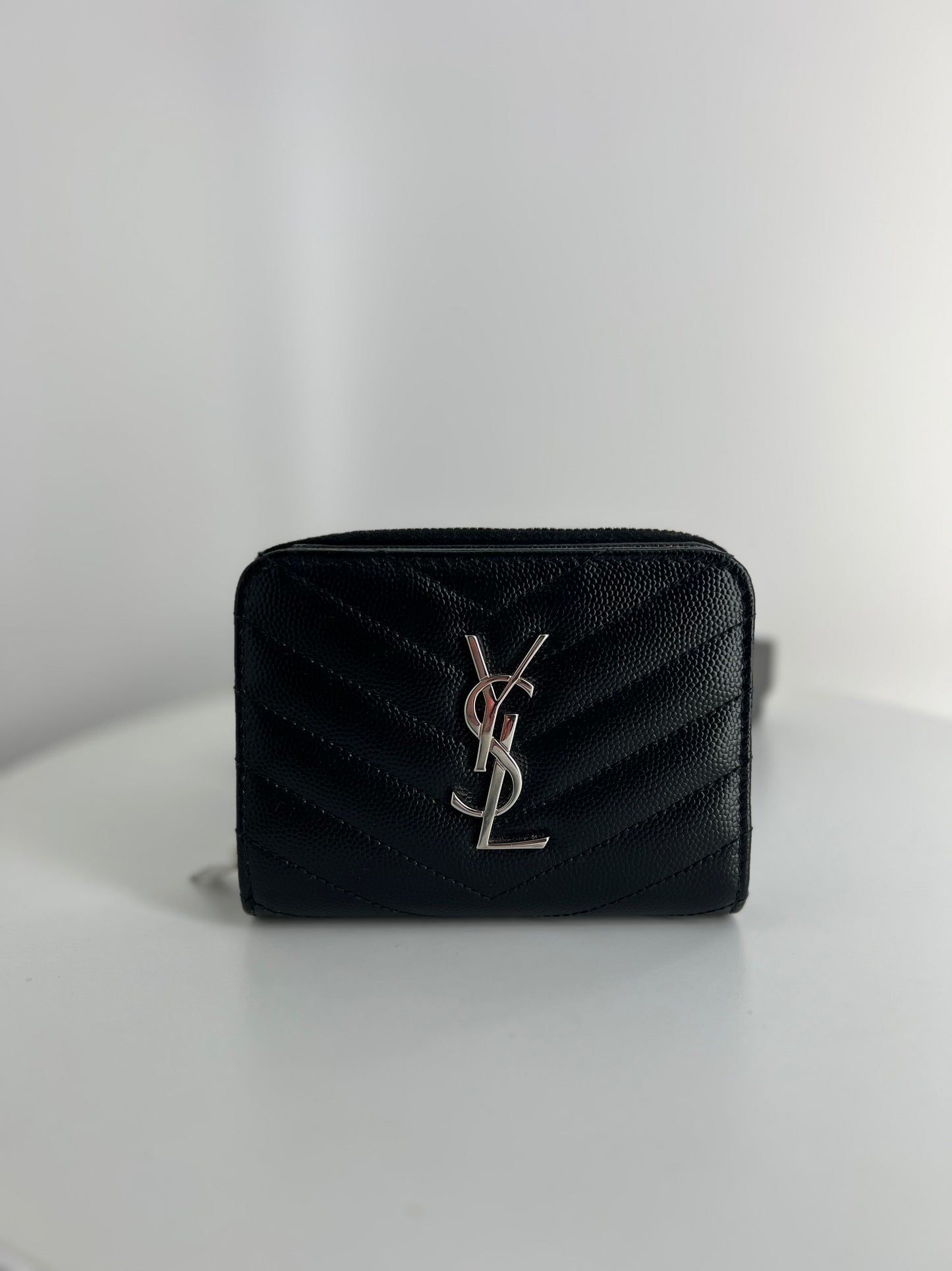 Portefeuille Saint Laurent Cassandre matelassé compact