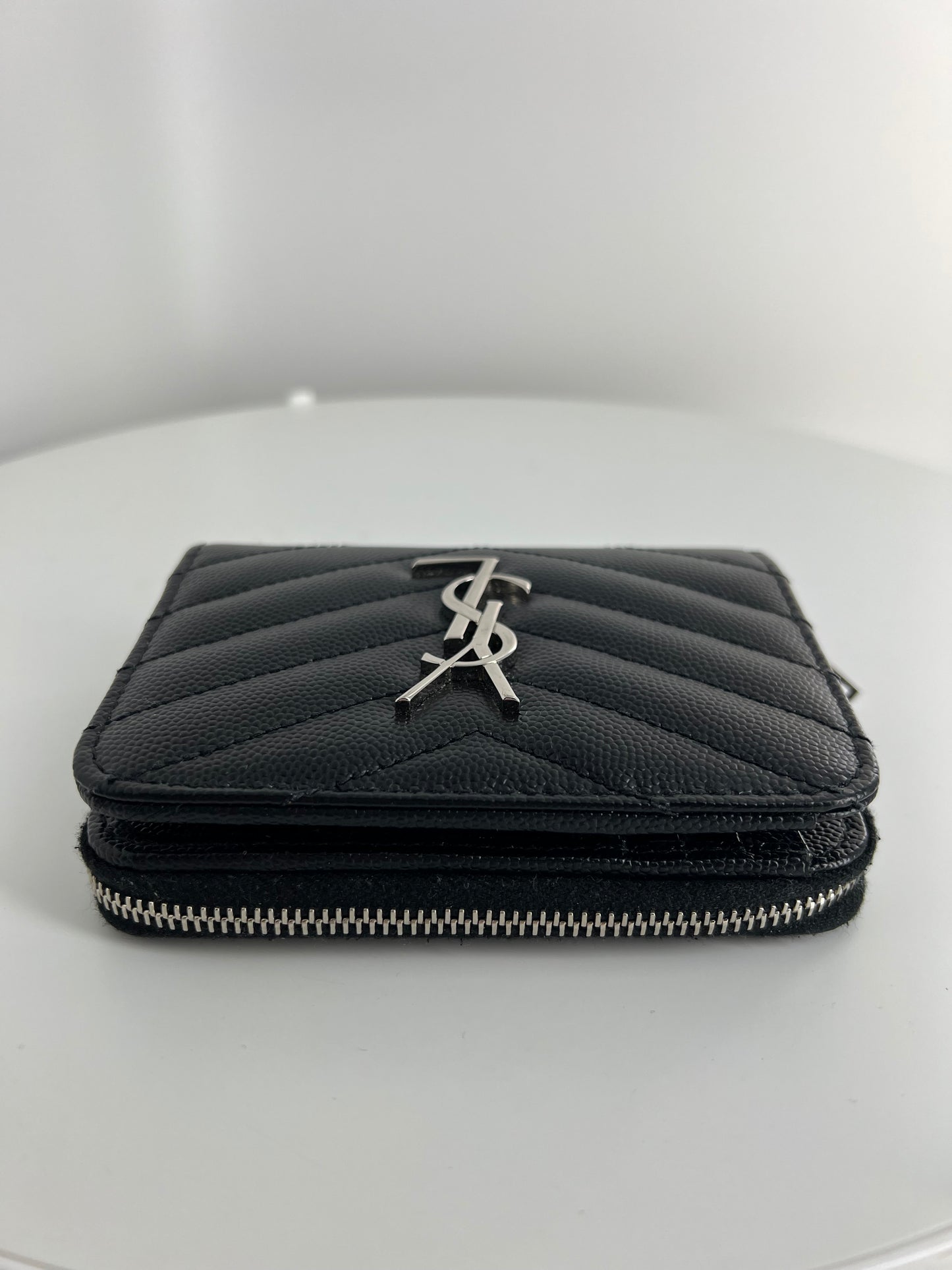 Portefeuille Saint Laurent Cassandre matelassé compact